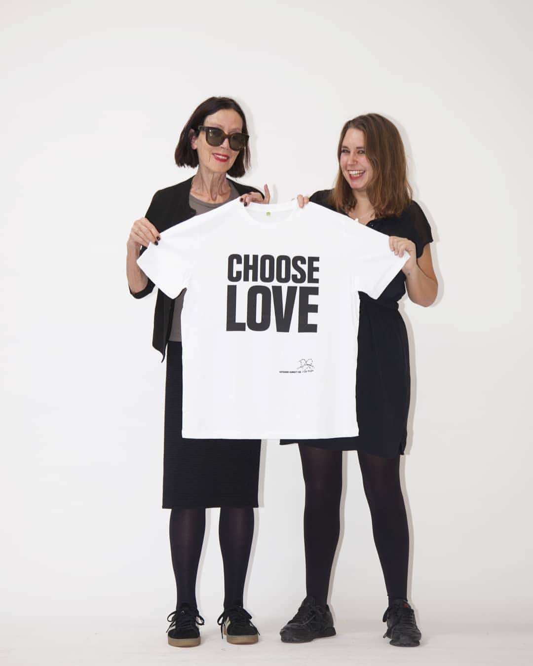 キャサリンハムネットのインスタグラム：「It's World Refugee Day today.  We are proud of our collaboration with the wonderful @helprefugeesuk - available to buy from @asos with all profits going to where they are needed most!  CHOOSE  LOVE - have you bought one yet? . . Katharine and Josie photographed by @williampine . . #CHOOSELOVE #helprefugees #worldrefugeeday #organiccotton」