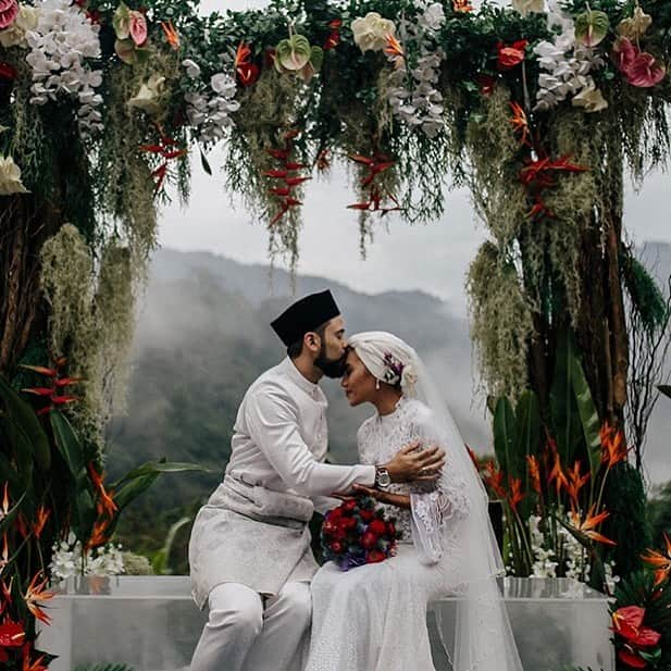 Harper's BAZAARさんのインスタグラム写真 - (Harper's BAZAARInstagram)「Singer songwriter @yuna met filmmaker @adamyousofunny in a story fit for a romantic comedy. Years later they wed—in the Malaysian jungle. Click the link in bio to read all the details of their stunning wedding, her multiple wedding looks, and more. #bazaarbride 📷: @weddingsbyqay」6月20日 23時17分 - harpersbazaarus