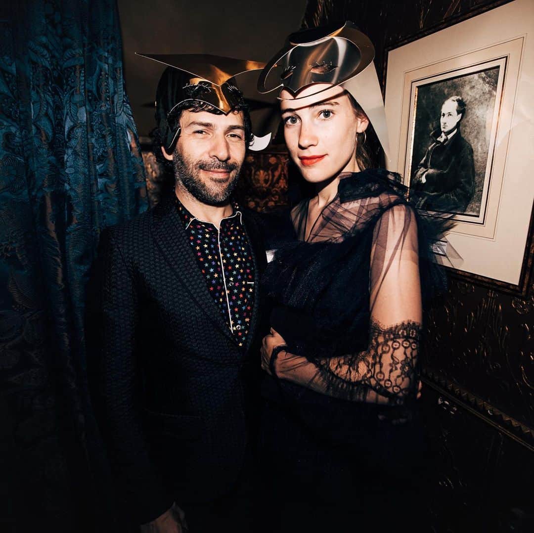 アレクシマビーユのインスタグラム：「Masquerade @laperouse_paris with my dear @josephinedupchav masks by talented @mariebeltrami thanks @antoinearnault & @benjamin.patou  to bring back this iconic place #masquerade #party #laperouse #mask #funnight」