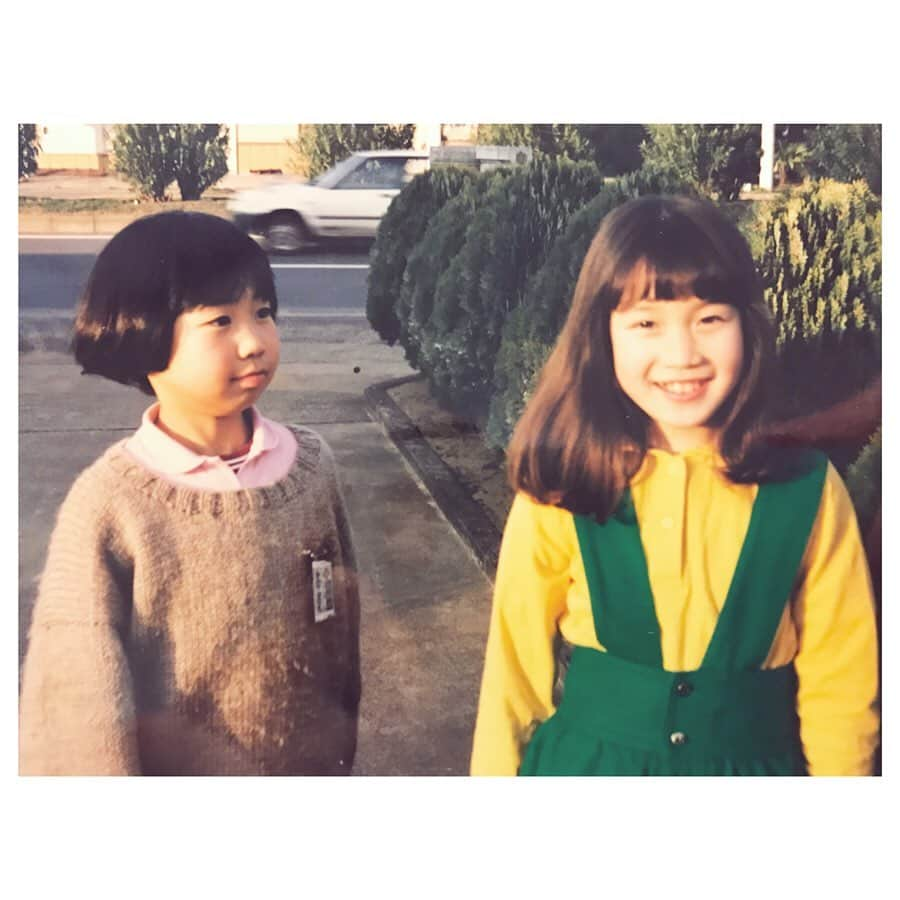 キタキマユさんのインスタグラム写真 - (キタキマユInstagram)「私が子どもだったころ👧✨ 細かな記憶はあいまいだけど、1歳〜7歳くらいにかけての写真🌸✨ お母さんむっちゃ細い😱😱😱 昭和感すごい👘✨ これからも変わらず、ずっと、いまの私に繋がり続けている大切な時間☺️️✨✨✨ #私が子供だった頃  #家族っていいよね  #使い捨てカメラ時代  #やんちゃだった  #お母さん細い  #私の心のふるさと  #大切な一瞬 #いまこそこんな風にお菓子広げて食べてみたい🍭✨ #近所のかなえちゃん #wheniwaslittle  #myfamily  #babymayu  #kitakimayu #キタキマユ」6月20日 23時20分 - kitakimayu_official