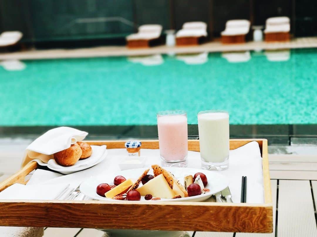 クリスティン・ウェイのインスタグラム：「Relaxing days #relaxation #poolside #afternoontea #rosewoodbeijing」