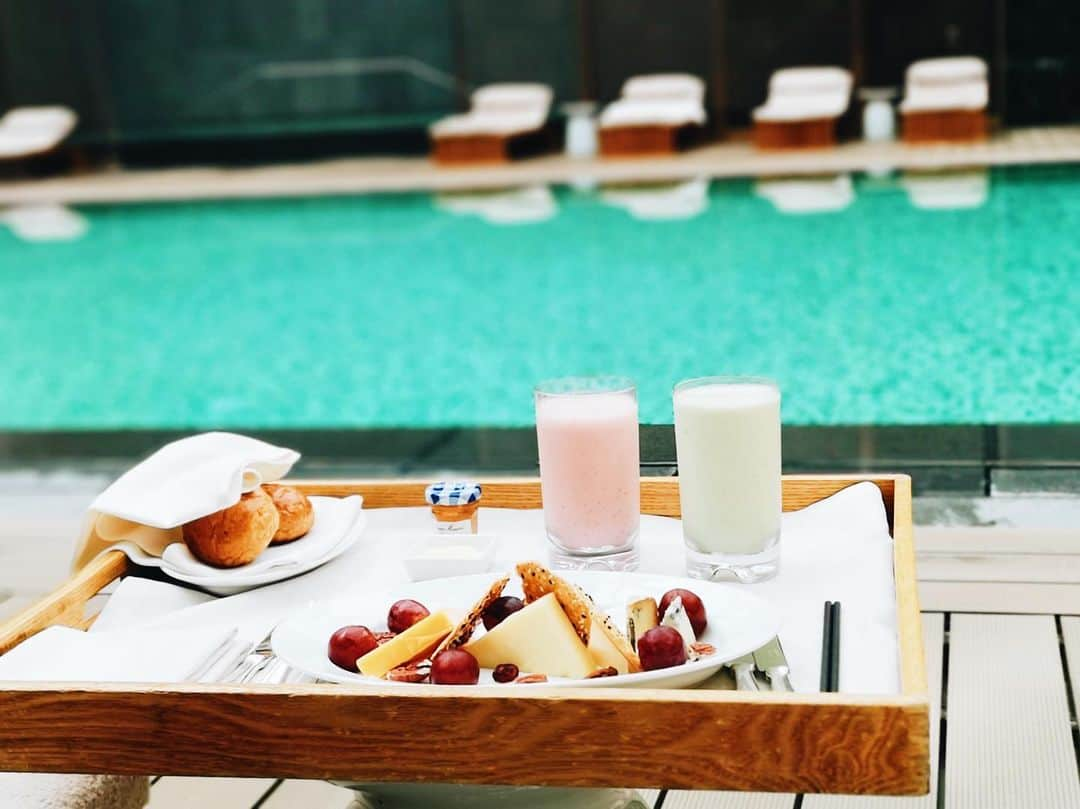 クリスティン・ウェイさんのインスタグラム写真 - (クリスティン・ウェイInstagram)「Relaxing days #relaxation #poolside #afternoontea #rosewoodbeijing」6月20日 23時28分 - prettywhy