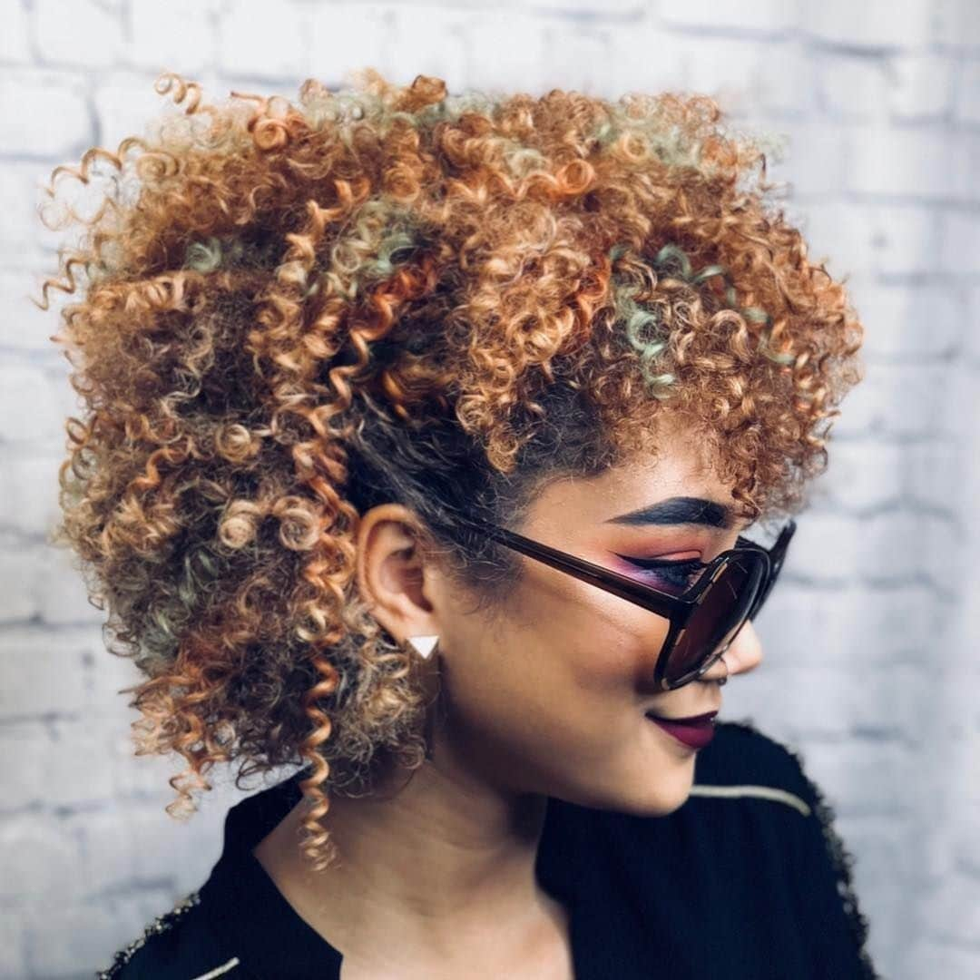 Sam Villaさんのインスタグラム写真 - (Sam VillaInstagram)「Allow the #hair to tell you what it wants; work with #curlpatterns instead of against them. ➰⠀ ⠀ #ProTip: We recommend blow-drying #curlyhair using a diffuser as well as using lower temperatures. This will prevent the curls from being stretched and also reduce #frizz.⠀ ⠀ The #SamVilla Deep Bowl Diffuser is infused with tourmaline to create healthy, shiny hair. Shop it NOW on SAMVILLA . COM at 20% OFF! ⠀ ⠀ hair by: @hairbycrisandrade .」6月20日 23時30分 - samvillahair