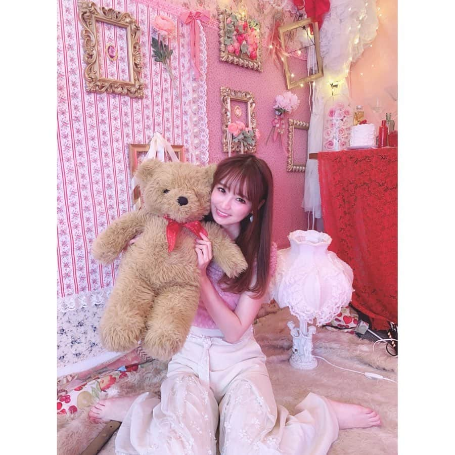 小越しほみさんのインスタグラム写真 - (小越しほみInstagram)「私のお部屋です💒🐻💓 ・ って言いたい🤦‍♀️笑 ちーちゃんに誘ってもらってキャロラインさんの個展  #キャニバリズム に行ってきたよ💘 ・ めちゃくちゃ可愛い装飾で 服ももっと合わせていけばよかった🥺✨ ・ スタジオとして今後貸し出しするみたいだから 絶対ここで撮影してもらいたい！📸 ・ ちーちゃんとのツーショットは まだ手元にないのでまた今度💕 撮影や写真にかける情熱や趣味が合うから楽しい😆✨ ・ ・ ・ #karoline #キャロライン #studiomacaron #スタジオマカロン #スタジオマカロンスイーツ #bear #くま #rabbit #ピンク #pink #girly #ruru #スタジオ #インスタ映え #インスタ映えスポット #くまのぬいぐるみ」6月20日 23時40分 - shihomi1129