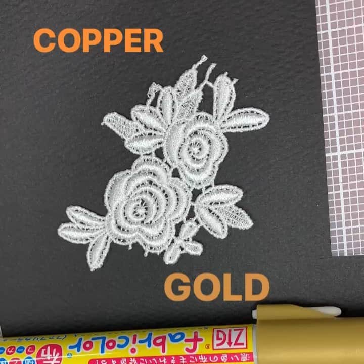 のインスタグラム：「布に描けるマーカー fabricolor  ファブリカラー不透明インキ  ゴールドやシルバー、カッパーなど、布や手芸のデコレーションパーツにも、しっかり着色できる、布描き用マーカーで、可愛いパーツをオリジナルにデコレーションできます！  コスプレや装飾にも使いやすく、人気です。 筆記後、乾燥した後にアイロン掛けで、洗濯にも色落ちしにくくなります。 【ZIG fabricolor 不透明タイプ】 品番:PFC-20A-色番  #fabricolor #布描き #GOLD #copper #ZIG」