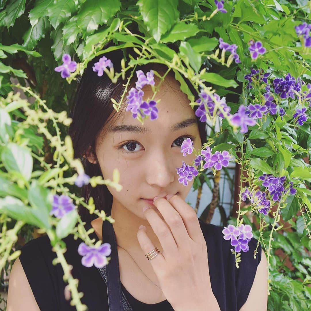 真崎かれんさんのインスタグラム写真 - (真崎かれんInstagram)「懐かしいお写真。 2年前くらいかなぁ〜 こう見るとやっぱりしっかり眉毛👀 生えてくれるのは有難いが、 しっかり整えないといかんのです😕  前はお母さんにやってもらってたけど最近自分で整え始めてたら 慣れてきた〜🤜 という、どうでもいい情報です。  おやすみなさい。💤」6月20日 23時41分 - karen_masaki