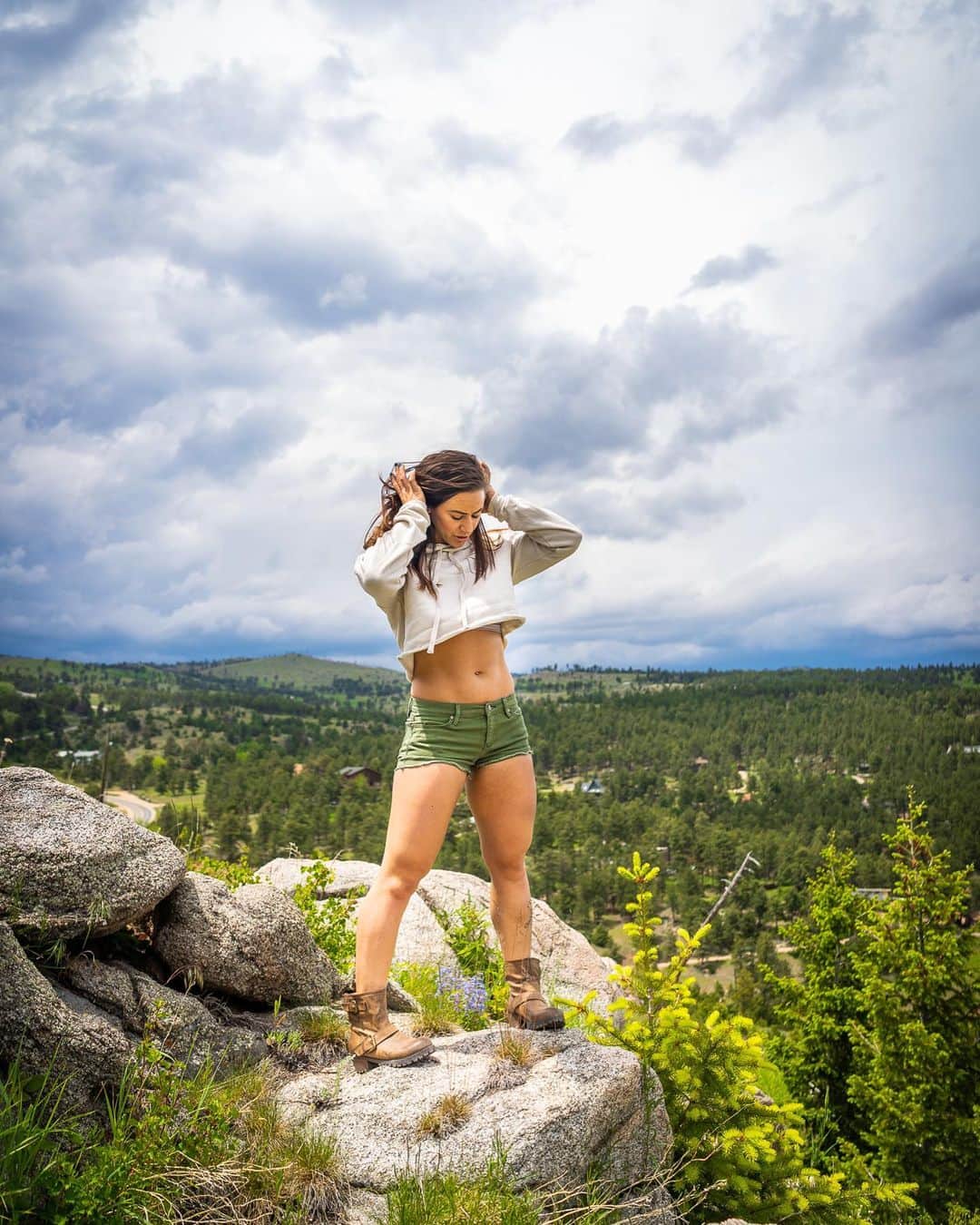 Camille Leblanc-Bazinetさんのインスタグラム写真 - (Camille Leblanc-BazinetInstagram)「On top of the world 🌎 “  Sand unicorn crop top available clbfitness.myshopify.com “  Going on adventures is what life is all about!  Don’t be so afraid to go outside the path that you miss all the hidden treasures of the world “  What’s your next quest?」6月20日 23時36分 - camillelbaz