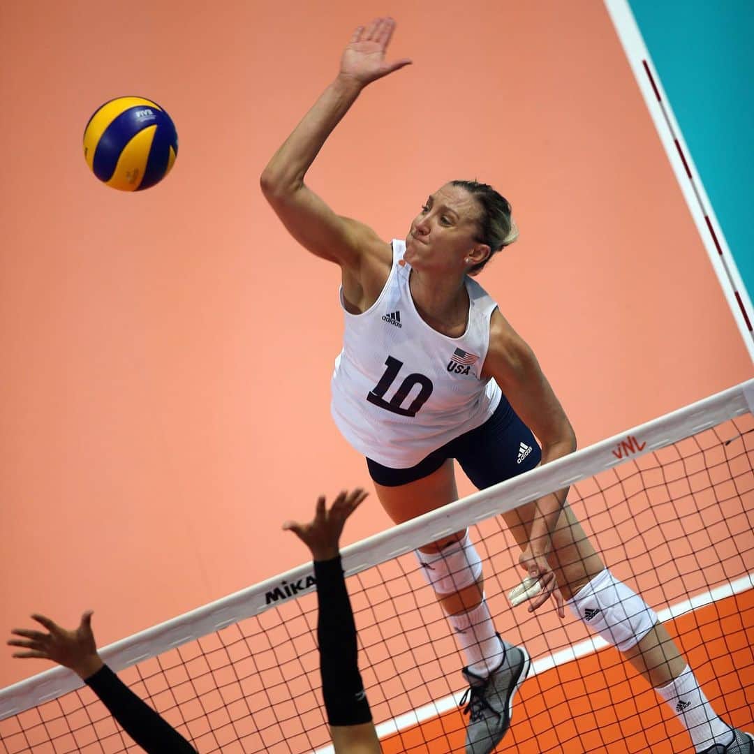 USA Volleyballさんのインスタグラム写真 - (USA VolleyballInstagram)「Karsta Lowe scored 20 as @usavwnt concluded the @FIVBVolleyball #VNL prelims with resounding sweep over #Thailand. @teamusa heads into VNL Finals July 3-7 in China with 12-3 prelim record. Full recap at www.usavolleyball.org. 📷: FIVB」6月20日 23時41分 - usavolleyball
