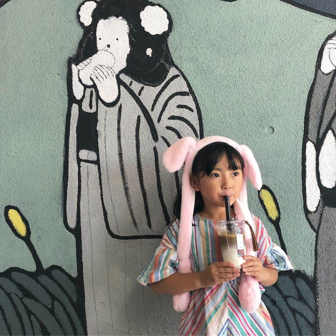 筧沙奈恵さんのインスタグラム写真 - (筧沙奈恵Instagram)「幼稚園のお友達と原宿へ❤️ ・ 竹下通りをブラブラして、雑貨やおそろいのキャップを購入♪子どもたちは耳が動くカチューシャをかぶって原宿感満載🐰 ・ ランチ後のデザートは、今月オープンしたばかりのタピオカ屋さん「一千花」🌼 ・ 上品な味わいの和紅茶にモチモチのタピオカ、おいしかったー😍 ・ レインボーわたあめも、子ども3人でシェアしました🏳️‍🌈 ・ 娘と2人で原宿に行ったことは何度もありましたが、お友達と行くとさらに楽しかった❤️✨ ・ #原宿 #原宿グルメ #原宿竹下通り #原宿タピオカ #タピオカ #タピ活 #娘 #幼稚園ママ #女の子ママ #一千花 #竹下通り #子連れお出かけ」6月20日 23時48分 - sanaekakei