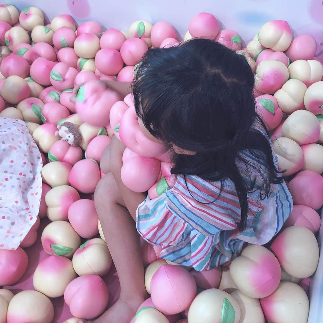 筧沙奈恵さんのインスタグラム写真 - (筧沙奈恵Instagram)「幼稚園のお友達と原宿へ❤️ ・ 竹下通りをブラブラして、雑貨やおそろいのキャップを購入♪子どもたちは耳が動くカチューシャをかぶって原宿感満載🐰 ・ ランチ後のデザートは、今月オープンしたばかりのタピオカ屋さん「一千花」🌼 ・ 上品な味わいの和紅茶にモチモチのタピオカ、おいしかったー😍 ・ レインボーわたあめも、子ども3人でシェアしました🏳️‍🌈 ・ 娘と2人で原宿に行ったことは何度もありましたが、お友達と行くとさらに楽しかった❤️✨ ・ #原宿 #原宿グルメ #原宿竹下通り #原宿タピオカ #タピオカ #タピ活 #娘 #幼稚園ママ #女の子ママ #一千花 #竹下通り #子連れお出かけ」6月20日 23時48分 - sanaekakei