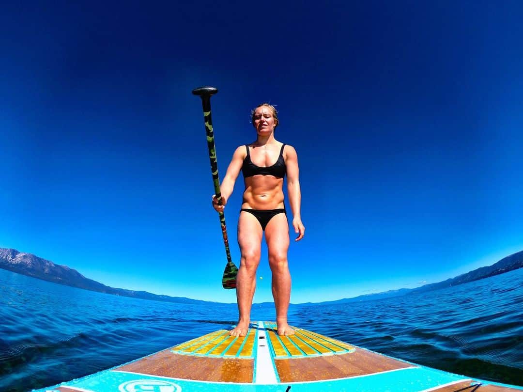 ジェイミー・アンダーソンのインスタグラム：「Paddle boarding helps build core strength and is a fun meditative way to start the day 🙏」