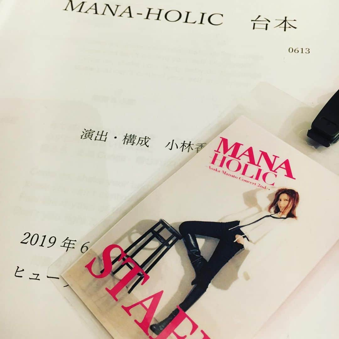 小林香さんのインスタグラム写真 - (小林香Instagram)「「MANA-HOLIC」 本日無事に開幕いたしました。  鬼のセットリストを組みましたが、まぁちゃんこと朝夏まなとさんは、それはそれは見事です。  そして今夜のお客様の熱狂は、なかなか忘れることのできないものでした。本当にありがとうございました。  かなり濃い稽古期間でしたが、あとたった5公演で終わります。もし迷われている方がいらっしゃいましたら、ぜひ観にいらしてください。朝夏まなとさんの「今」がたしかにあると、思います(^-^) #マナホリック  #manaholic  #マナホリ  #朝夏まなと  #まなと中毒  #沼落ち  #スタッフも中毒  #それが朝夏まなと」6月20日 23時51分 - caori_covayashi