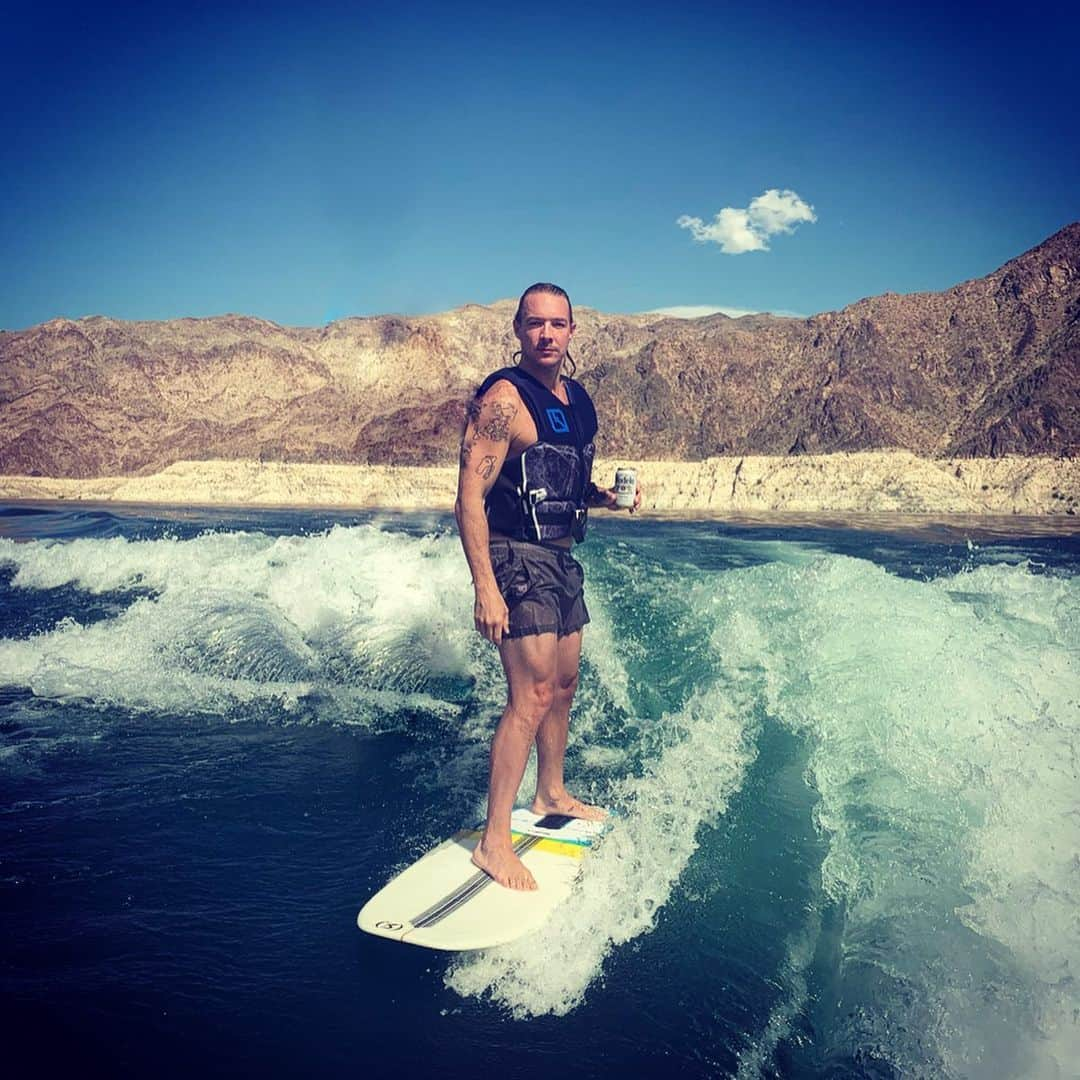 ディプロさんのインスタグラム写真 - (ディプロInstagram)「For all the people who asked (actually no one) what my quad workout is .. it's drinking modelos while I surf and listen to my own hit songs 🏄‍♀️」6月20日 23時53分 - diplo