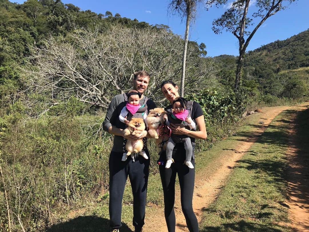 シェイラ・カストロのインスタグラム：「Trilha com a família!!! #albumdalizeninna #lizeninnaradical #familiade6👨‍👩‍👧‍👧🐶🐶 #canelinhaemonstrinho」