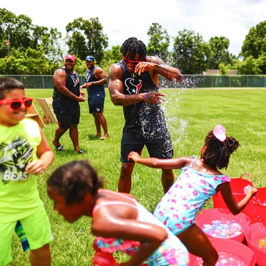 ヒューストン・テキサンズさんのインスタグラム写真 - (ヒューストン・テキサンズInstagram)「Splashing into summer with the rookie class and YMCA kids! 😎 #TexansCare」6月20日 23時54分 - houstontexans