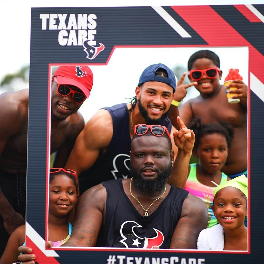 ヒューストン・テキサンズさんのインスタグラム写真 - (ヒューストン・テキサンズInstagram)「Splashing into summer with the rookie class and YMCA kids! 😎 #TexansCare」6月20日 23時54分 - houstontexans