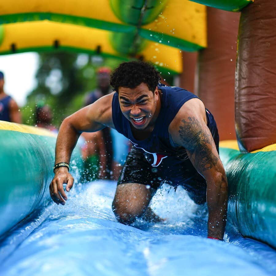 ヒューストン・テキサンズさんのインスタグラム写真 - (ヒューストン・テキサンズInstagram)「Splashing into summer with the rookie class and YMCA kids! 😎 #TexansCare」6月20日 23時54分 - houstontexans