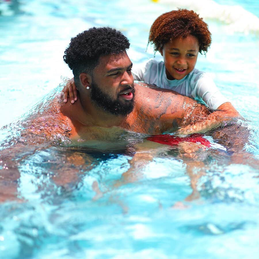 ヒューストン・テキサンズさんのインスタグラム写真 - (ヒューストン・テキサンズInstagram)「Splashing into summer with the rookie class and YMCA kids! 😎 #TexansCare」6月20日 23時54分 - houstontexans