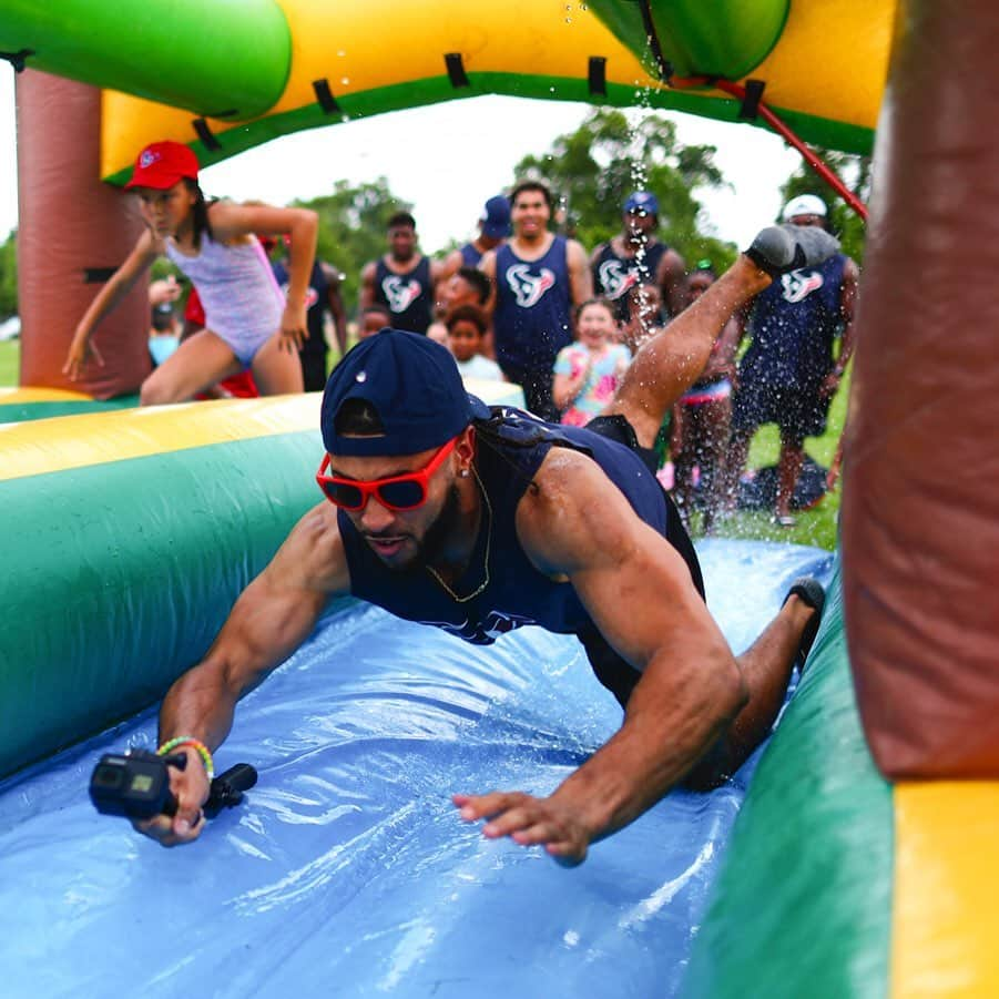 ヒューストン・テキサンズさんのインスタグラム写真 - (ヒューストン・テキサンズInstagram)「Splashing into summer with the rookie class and YMCA kids! 😎 #TexansCare」6月20日 23時54分 - houstontexans