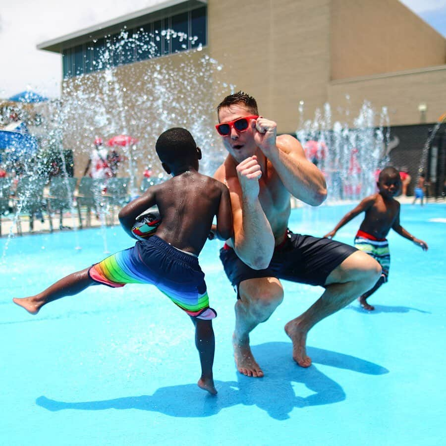 ヒューストン・テキサンズさんのインスタグラム写真 - (ヒューストン・テキサンズInstagram)「Splashing into summer with the rookie class and YMCA kids! 😎 #TexansCare」6月20日 23時54分 - houstontexans