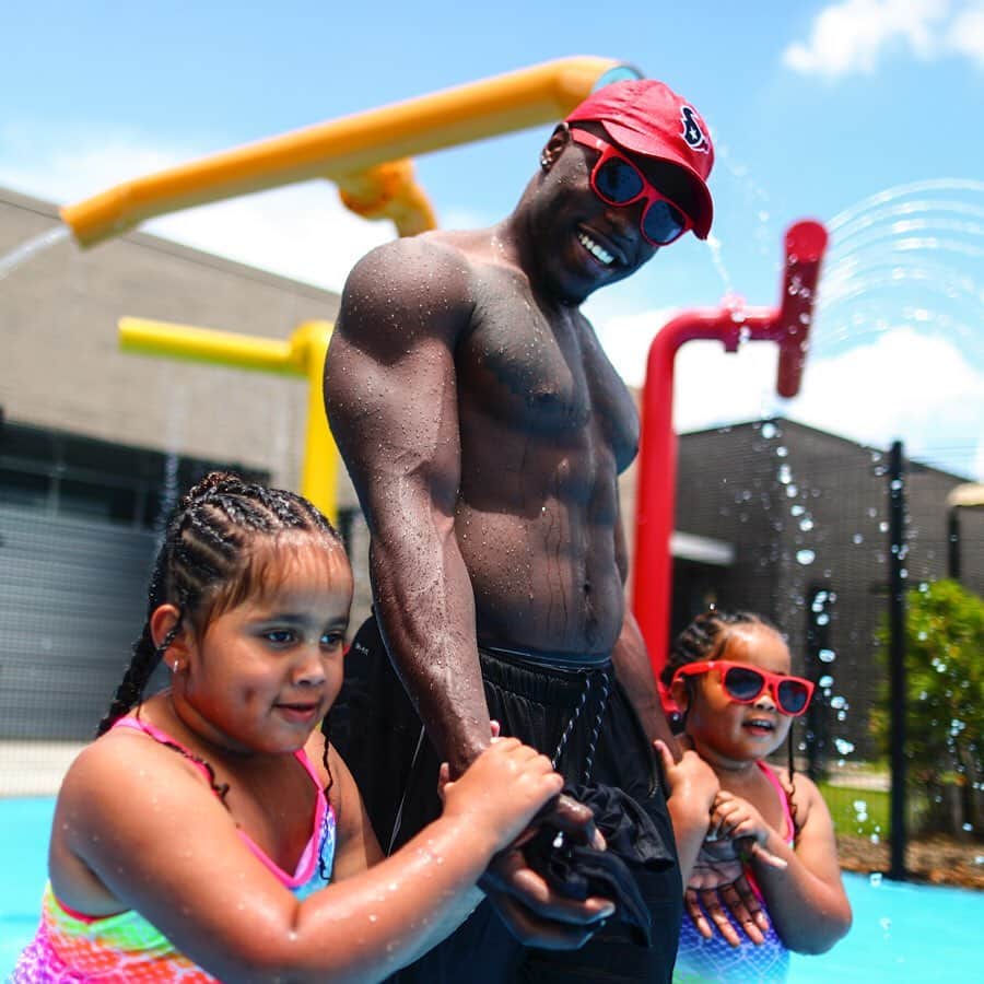 ヒューストン・テキサンズさんのインスタグラム写真 - (ヒューストン・テキサンズInstagram)「Splashing into summer with the rookie class and YMCA kids! 😎 #TexansCare」6月20日 23時54分 - houstontexans