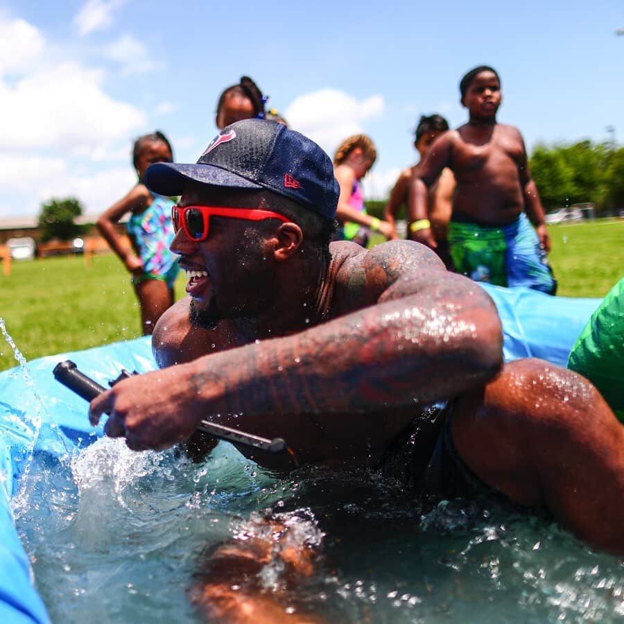 ヒューストン・テキサンズさんのインスタグラム写真 - (ヒューストン・テキサンズInstagram)「Splashing into summer with the rookie class and YMCA kids! 😎 #TexansCare」6月20日 23時54分 - houstontexans