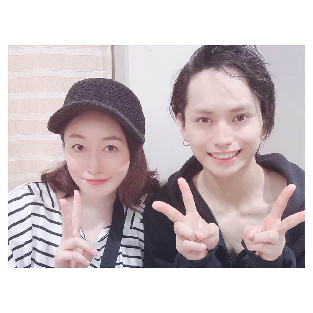 國分優香里のインスタグラム：「✩ ツナ役の竹中くんと🔥 ✩ 竹中くんファンの皆様、すみません🙏💦 ツーショット、どうかお許し下さいませ🙇‍♂️（土下寝） ✩ 竹中くんにお会いするのは2回目だし、そんなに長く話せている訳では無いけれど、ツナを通じて、勝手に、物凄〜く親近感を感じています🐟✨ ✩ もうね、竹中くんのツナが本ッ当にツナで。 だからこそ余計に感情移入して泣いてしまったんです（まだ言う😂笑） ✩ 通常も死ぬ気も超死ぬ気も、どのツナも最高に魅力的でした✨ ✩ そして、物凄い感動、パワーを頂きました🔥 ✩ 竹中くん、引き続き素敵なファミリーの皆と、超死ぬ気で駆け抜けて下さいねー！！ ✩ 私も引き続き、超死ぬ気で応援していくぞーーー👊🔥 ✩ ✩ ✩ #リボステ #リボーン #ツナ #沢田綱吉 #竹中凌平」