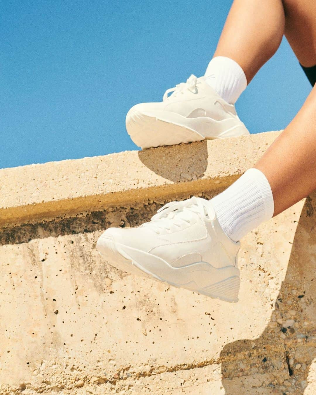 H&Mさんのインスタグラム写真 - (H&MInstagram)「Every summer needs its own pair of white kicks! 👟 #HM  Sneakers: 0754357001」6月21日 0時06分 - hm