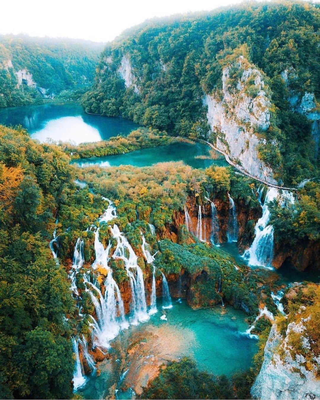 bestvacationsさんのインスタグラム写真 - (bestvacationsInstagram)「Tag who you’d explore with! Plitvice Lakes National Park in Croatia by @wonguy974 / @kyrenian / @mblockk」6月21日 0時07分 - bestvacations