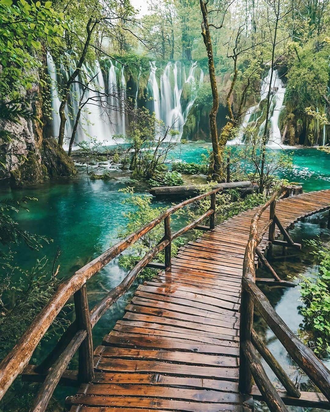 bestvacationsのインスタグラム：「Tag who you’d explore with! Plitvice Lakes National Park in Croatia by @wonguy974 / @kyrenian / @mblockk」