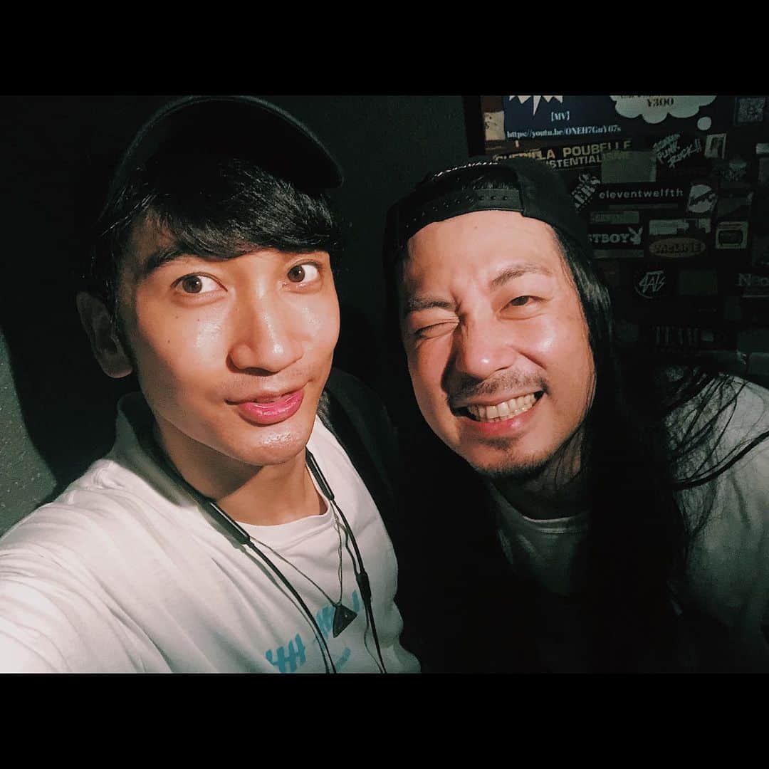 のインスタグラム：「waterweedのベースボーカル、大賀さん。  今日でちょうど15周年目を迎え、新譜のレコ発ライブを見て泣いて、ステージから降りた大賀さんを抱きしめた瞬間に、ボロボロ止まらなかった。 笑われたし恥ずかしかったけど、止められなかった、本気泣きしてしまった。  waterweedをずっと大好きで良かったと、心から思いました。 辛かった時期も知ってるし、というか、だからこそ感慨深すぎました。 3ピース時代ももちろんカッコよかったけど、やっぱり、ツインギター編成で、ベースボーカルで、ステージの真ん中で歌う大賀さんは、輝いていました。  バンドって、音楽って、本当に凄い。 こんなにも感情を動かしてくれる。 皆さんにとっても、そんなバンドやアーティストがいてると、それは本当に幸せな事だと思います。  ライブは見られるうちに見ましょう、本当に。  waterweed、ありがとう。」