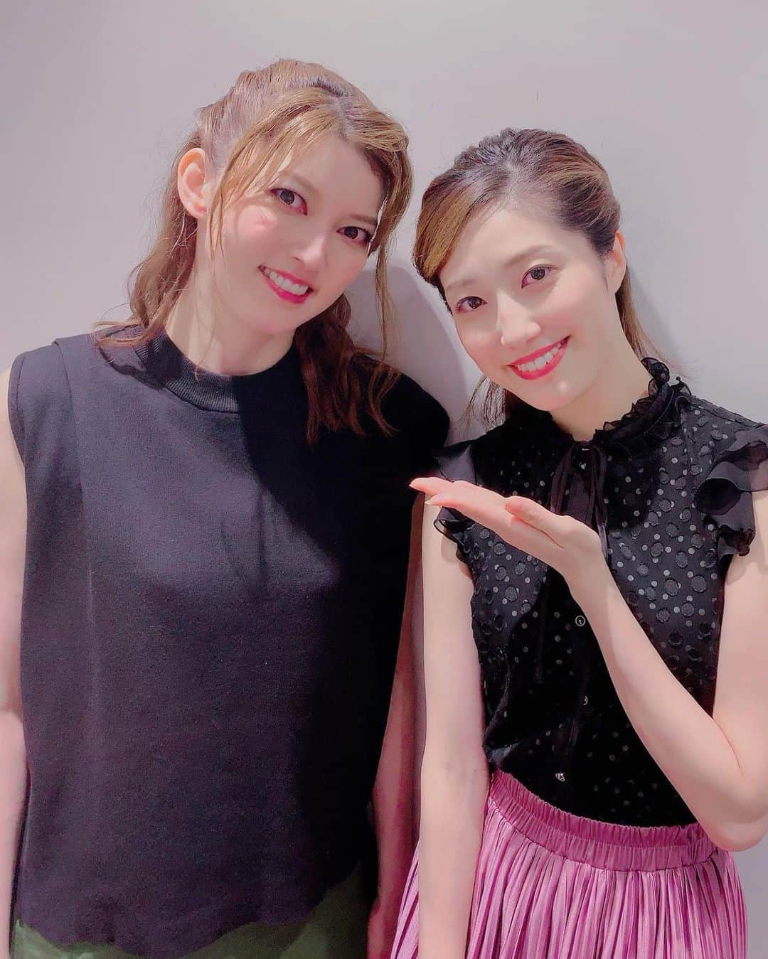 彩花まりさんのインスタグラム写真 - (彩花まりInstagram)「. まあ様のMANA-HOLICを観させて頂きました🙏 . 突如運命的に観られることとなり ほんっっとうに嬉しかったです！！ これからご覧になる方々にネタバレしたくないのですがこれだけは言わせてください。 可愛らしくて美しくて格好いいすべてがそこにあります！ 終演後「ずるいです！！！」しか言えなかった😭 宝塚時代たくさんたくさんお世話になったまあ様とお会いできて、パワーを頂きました☺️ . そしてそして！LRMでご一緒した大さんは "たけちゃんまん"と呼ばれ、素敵な歌のお兄さんでした！！！ 新しい愛称！！！広めましょう！！笑 （詳細な状況を知りたい関係者の方いらっしゃいましたら個人連絡ください） . 1回公演後にこんなに幸せな気持ちになれるなんて、、感謝でしかありません！ 私も明日から気合をさらにいれて頑張ります！！！ . . #MANAHOLIC #朝夏まなと さん #宝塚 #宙組 #退団同期 #素敵すぎる #楽しくて #キラキラしていて #気づいたら泣いてる #リビングルームミュージカル #吉武大地 さん #大さんも素敵な歌声でしたー！！ #エリザベート #天野朋子 さん #一緒に観劇✨ #明日も頑張るぞー！ #彩花まり」6月21日 0時00分 - _mari_ayaka