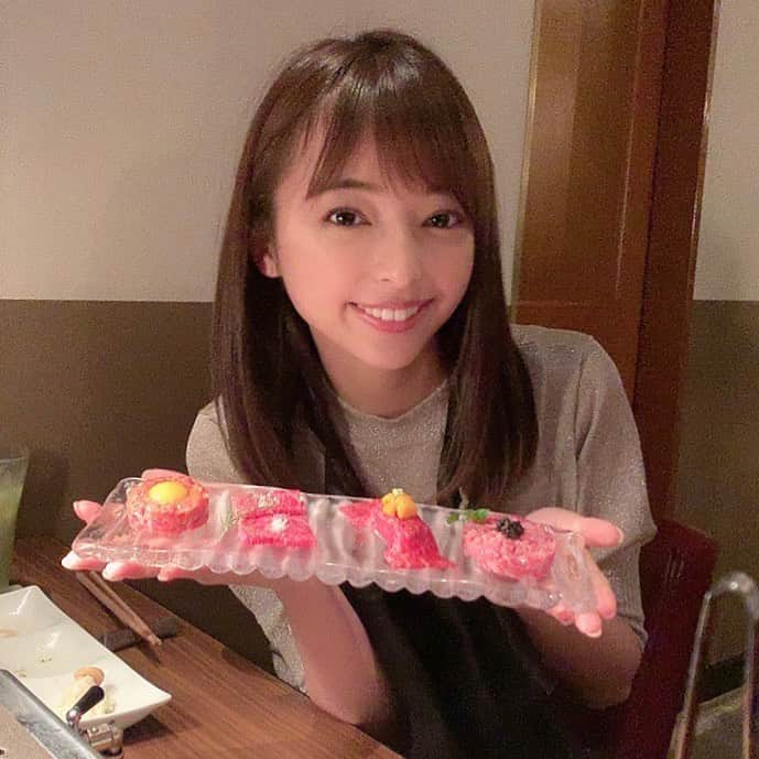 のインスタグラム：「りんちゃんと銀座のうしごろバンビーナでごはん💗 コースでたくさんお肉食べたよ〜✨✨焼きしゃぶとかすき焼き風に食べたり、、💗💗💗 ドリンクもキウイスムージーみたいなお酒とかバナナミルクとかもあったよ〜！あんまり飲めない人でも美味しいと思う👌見た目が可愛くて乾杯にオススメ💗 #ushigoro #うしごろバンビーナ銀座 #焼肉 #yakiniku」