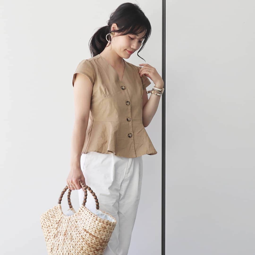 Eri Satoのインスタグラム：「beige×whiteコーデ · ベージュも追加した #フレンチスリーブペプラムブラウス アイボリーも可愛かったけど この色も良いわぁ😋 · この日は子ども達ともカラーリンクしてたのでまたアップします💕 · #titivate#ティティベイト#stylepoint #titivatestyle #style#fashion#ootd#outfit #code#coordinate#stylepoint#instafashion#instagood#instalike#ファッション#コーディネート#コーデ#プチプラ#プチプラコーデ#今日の服#今日のコーデ#ママコーデ#fashion#カジュアルコーデ#シンプルコーデ#シンプルファッション #デニムコーデ #おしゃれさんと繋がりたい #おしゃれ好きな人と繋がりたい#ootd#大人カジュアル」