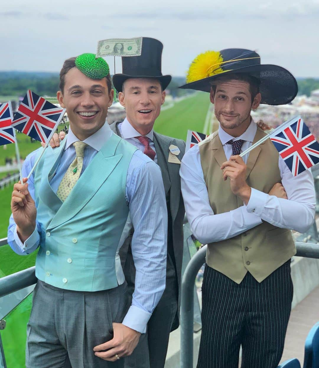 マックス・エマーソンさんのインスタグラム写真 - (マックス・エマーソンInstagram)「The brits get their shade from the hats #ladiesday #royalascot」6月21日 0時08分 - maxisms