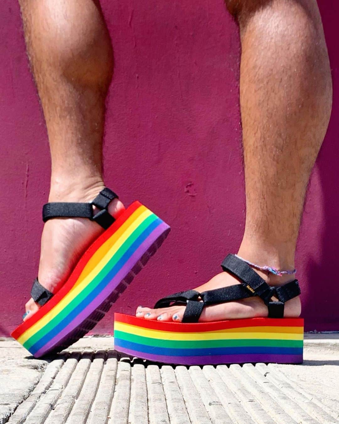 Tevaさんのインスタグラム写真 - (TevaInstagram)「Pro tip: #Pride matches every outfit. (Psst… this sandal is sold out on Teva.com, but we hear our friends at @nordstrom still have a few left!) 📸: @frncissdominc」6月21日 0時10分 - teva