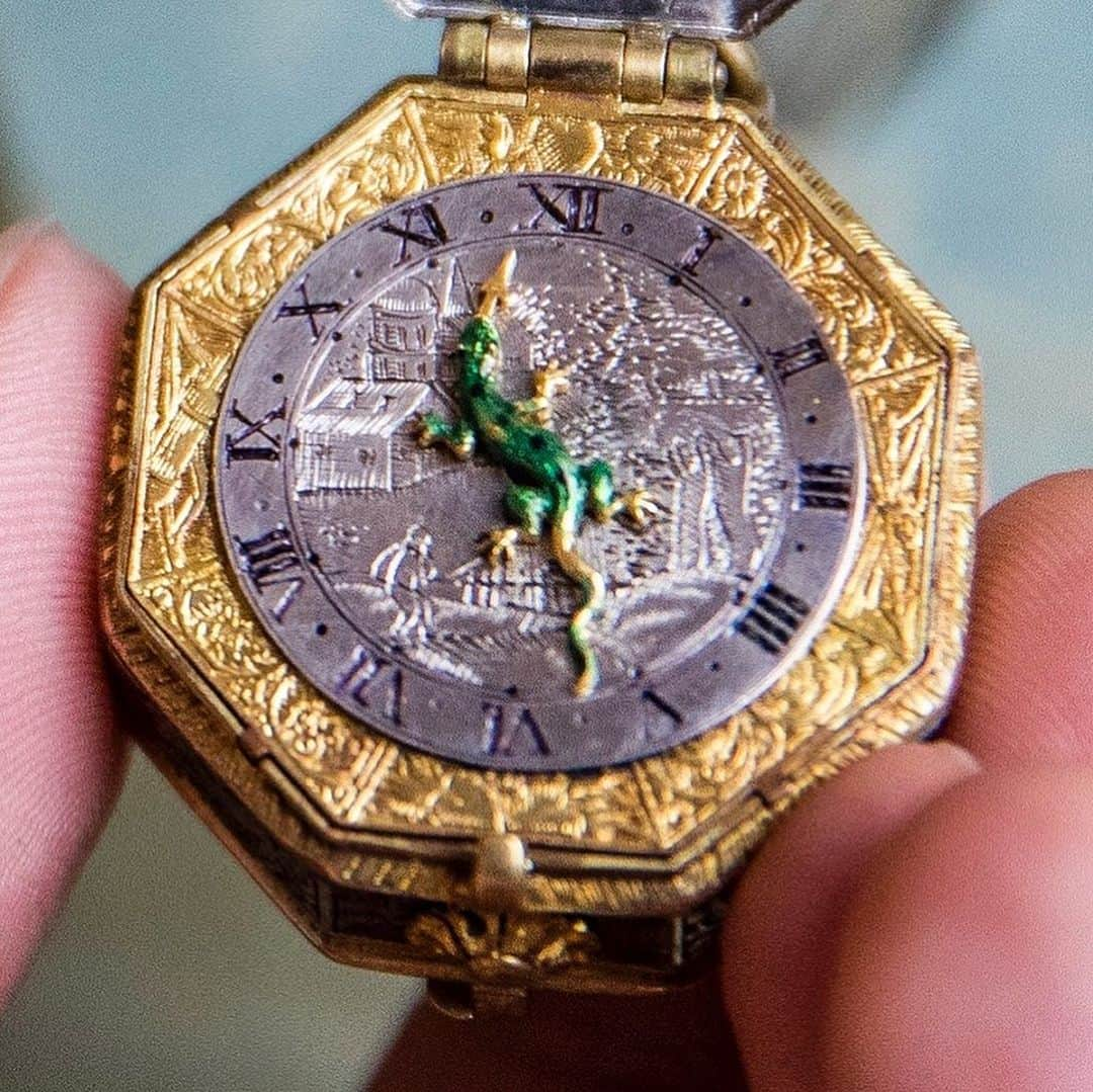 サザビーズさんのインスタグラム写真 - (サザビーズInstagram)「Mother of Dragons 🐉: Charming and beautifully executed, this extremely rare silver and gilt-metal octagonal watch carries over 400 years of history. The timepiece features a gold and green enamel single hand in the form of a lizard, as well as being covered in love tokens and carrying a coat of arms to the inside of the panel. Whilst the hinged inner panel dates to 1597 - indicating that this year was of significance to the original owner - the shape of the case and the style of decoration points to a production date of around 1620. The fact that the watch may have been made around 25 years after 1597 suggests it was some form of anniversary token.  This timepiece from the Masterworks of Time sale on July 2 in London sits against ‘Saint Donatus Chastising the Dragon’ by Sano di Pietro, the most popular and prolific artist in Siena, Italy, during the fifteenth century. The subtly coloured painting will also be offered in London on July 3 as part of our Old Masters Evening sale.  @sothebyswatches #SothebysWatches #SothebysOldMasters #MasterworksofTime」6月21日 0時11分 - sothebys