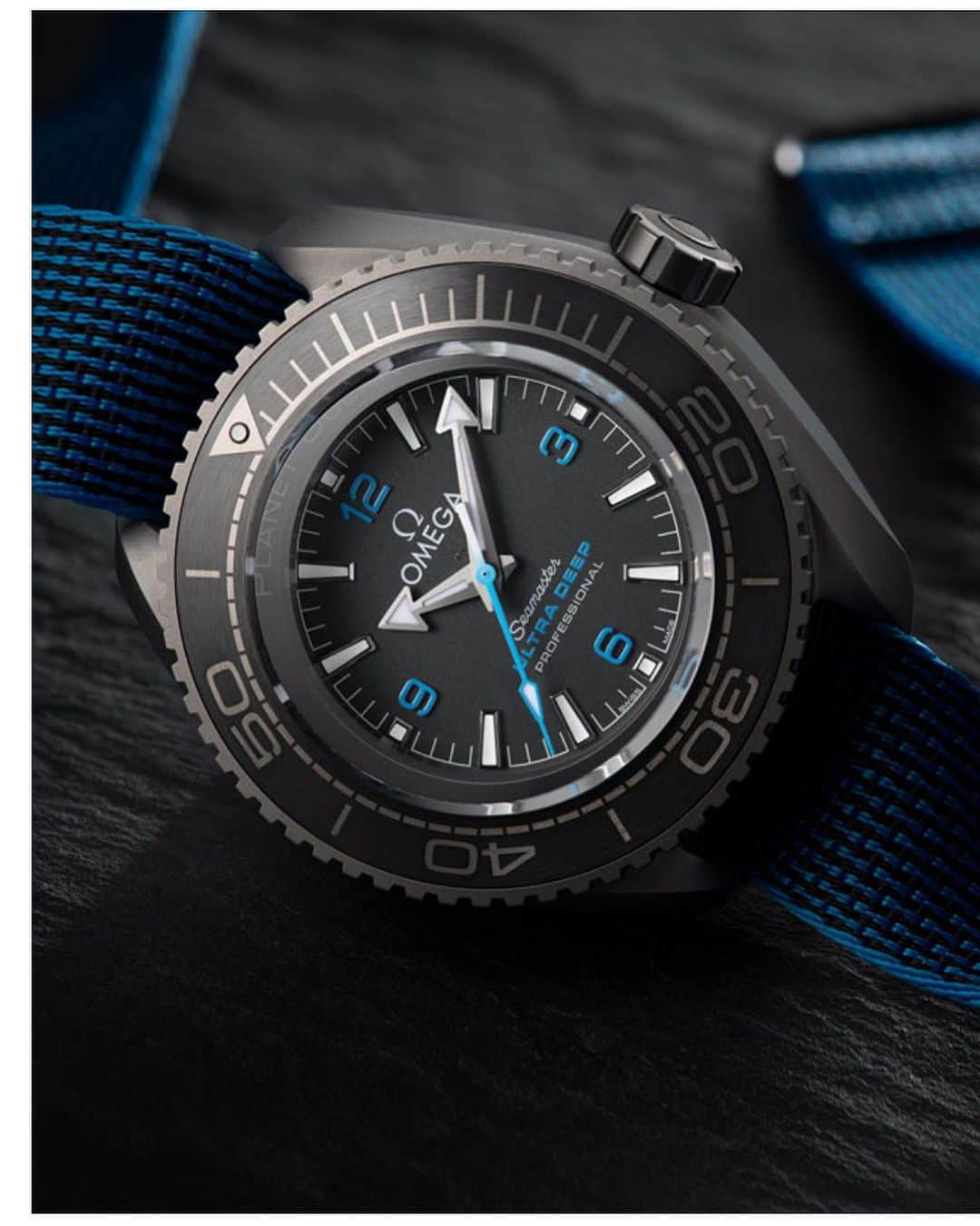 Daily Watchさんのインスタグラム写真 - (Daily WatchInstagram)「NEW RECORD! The world’s deepest watch 10,928m! Thanks to @Omega’s pioneering spirit and the most advanced engineering and technology, OMEGA has broken a new world record. Today in London, they revealed the extraordinary Omega Planet Ocean Ultra Deep Professional that made the record possible 👌🏼 #Omega #OmegaWatches」6月21日 0時11分 - dailywatch