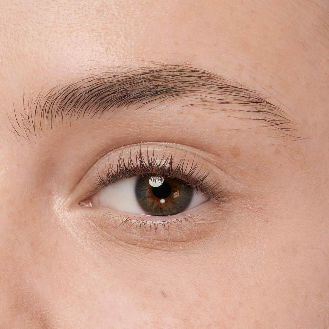 Maybelline New Yorkさんのインスタグラム写真 - (Maybelline New YorkInstagram)「Swipe to see this brow before the NEW brow ultra slim! 👀 The precise pencil tip draws on smooth, hair-like strokes for naturally defined eyebrows that last all day. Tap to shop! #mnybrows #browultraslim」6月21日 0時13分 - maybelline