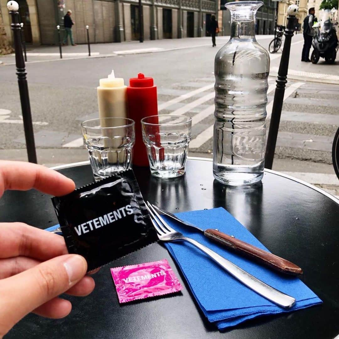 ヴェトモンさんのインスタグラム写真 - (ヴェトモンInstagram)「VETEMENTS SUMMER 2020 SHOW / TONIGHT 20:30 / PARIS」6月21日 0時25分 - vetements_official