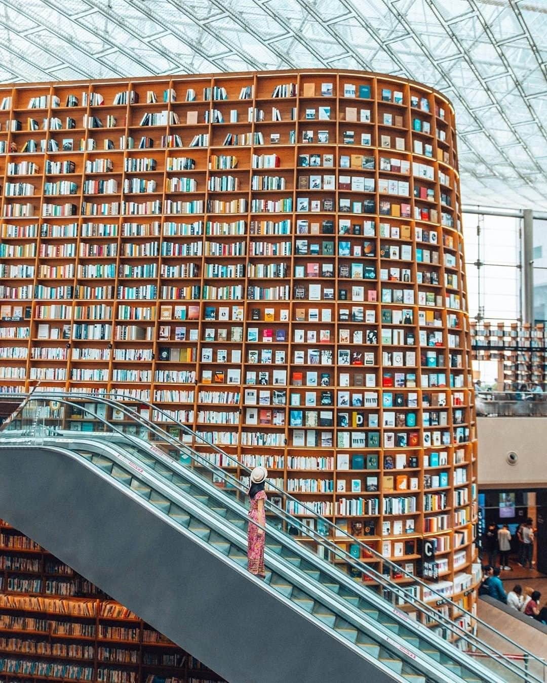 Travel + Leisureさんのインスタグラム写真 - (Travel + LeisureInstagram)「Will never get over the library inside Seoul's COEX Mall 😍 Get our full list of the 20 most beautiful libraries in the world at the link in bio! #tlpicks courtesy of @thediaryofanomad」6月21日 0時20分 - travelandleisure