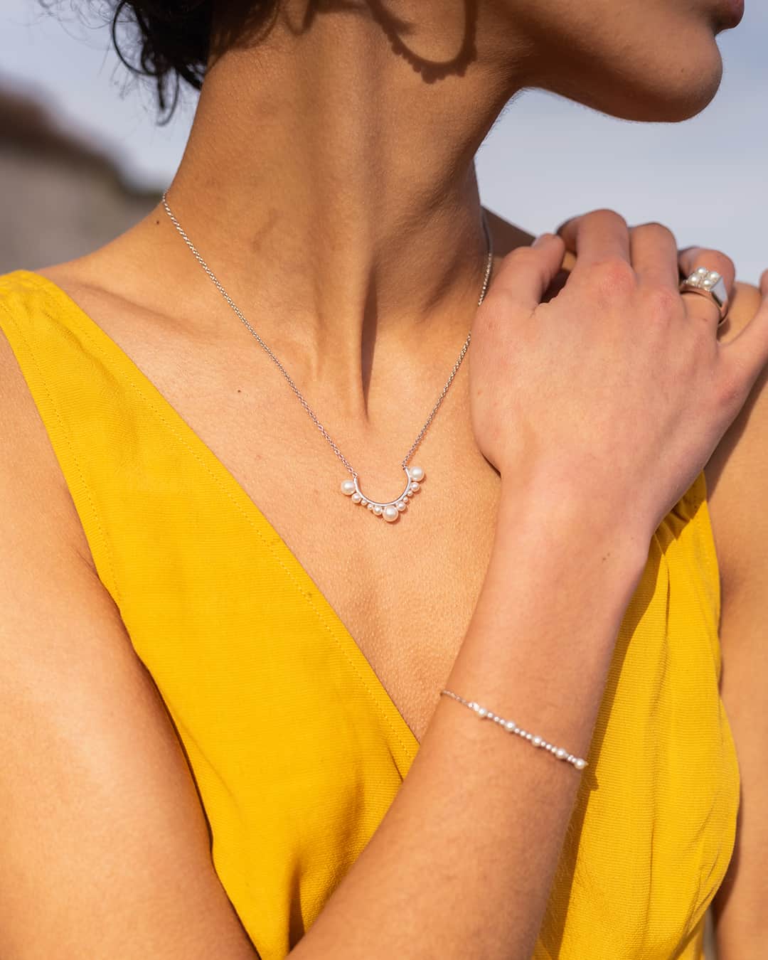 のインスタグラム：「Summer starts here |  Our Orbs pearl and sterling silver scoop-bar necklace is a real attention grabber, paired here with the Orbs toggle bracelet.  #LinksOrbs #PearlsReborn」