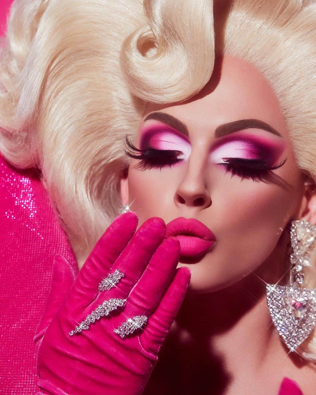 Anastasia Beverly Hillsさんのインスタグラム写真 - (Anastasia Beverly HillsInstagram)「Don’t dream it, be it! @alyssaedwards_1  Wearing the #ABHxAlyssaEdwards Palette  Mua @alyssamarieartistry  Hair @in2gr8ion」6月20日 15時42分 - anastasiabeverlyhills