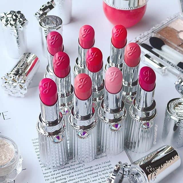 Jill Stuart Cosmetics Japanのインスタグラム：「Jillstuart Lip Blossom Shiny Satin Lipstick  Made in Japan . Ready stock IDR 498.000 . Shades; Swipe ➡️ 01 fairy poppy Cheerful fairy pink like a poppy ※Main color 02 romantic azalea Beige pink like a romantic azalea 03 classy anemone Reddish pink both cute and refined, like an anemone 04 innocent peony Coral pink with the innocence of a peony 05 daisy party Pink like a colorful daisy 06 elegant marguerite Elegant pink like a marguerite 07 girly lily Feminine girlish pink like a lily 08 dressy aster Kitschy vivid pink like an aster ★09 twinkle poinsettia Pretty baby pink like a poinsettia ★10 brilliant hibiscus Gorgeous magenta pink like a hibiscus ★Limited-edition color」