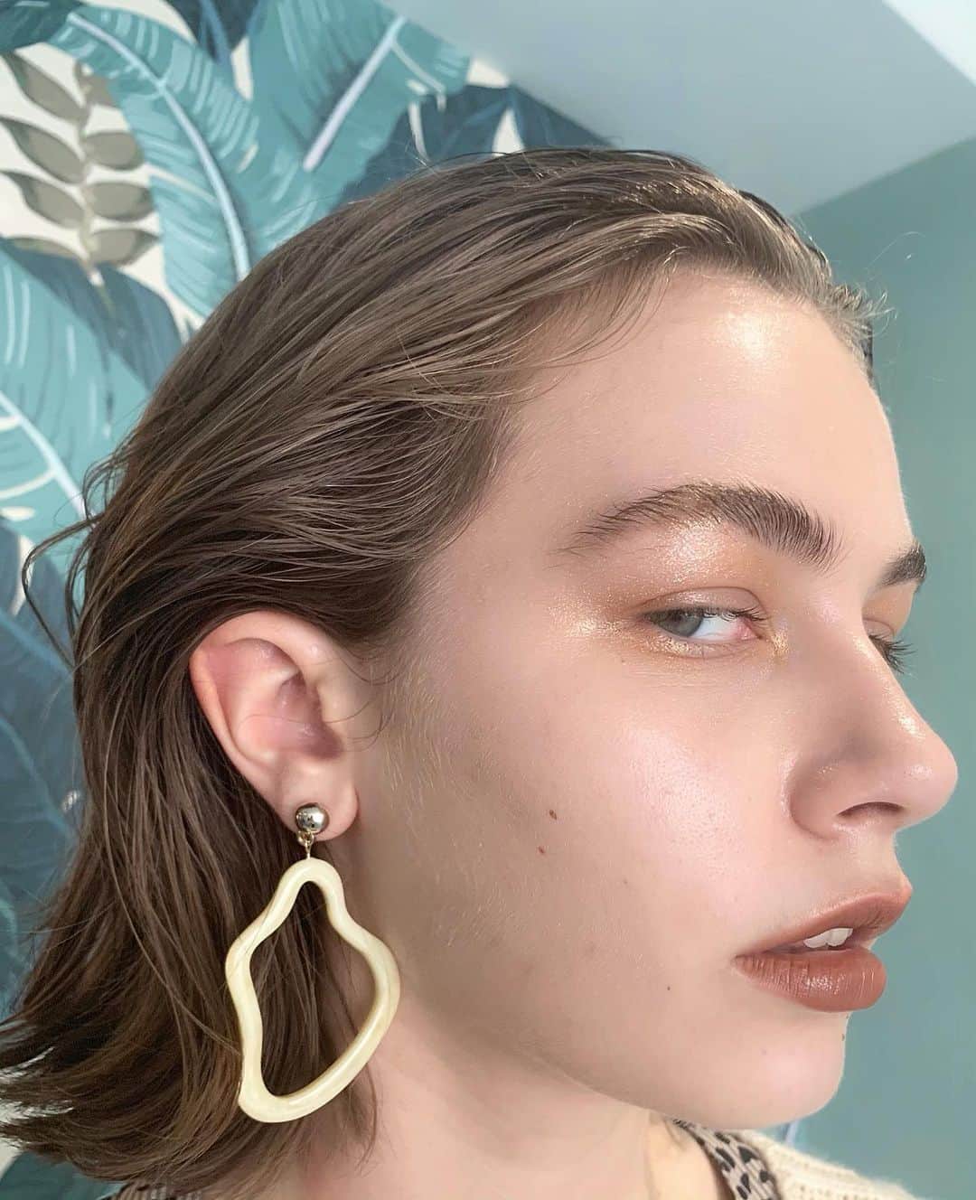 佐川理佳のインスタグラム：「Alice🌹 eye glossを眉まで乗せてツヤと毛流れを」