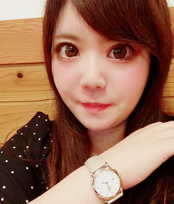 hoshizaki eriのインスタグラム：「. こんにちは💕🍀 . お洒落時計⌚をゲット！ @loborjapan のものです💗 わたしはクラシカルな印象の こちらにしました❣️ ベルトも綺麗なオフホワイトで どんな服にも合うからお気に入りです💝 . クーポンコード:eri0613 にて 10%OFFになります❣️ 他にもお洒落な時計⌚が沢山有るので 是非チェックしてみてね💗 . . #ロバー #時計 #腕時計 #lobor #watches #手元お洒落 #手元倶楽部 #ootd  #tokyogirl #PR  #⌚ #pleaselikeit #likebackalways  #followme  #followback  #相互フォロー #오오티디 #스타일링 #패션스타그램 #맞팔 #팔로미 @loborjapan」