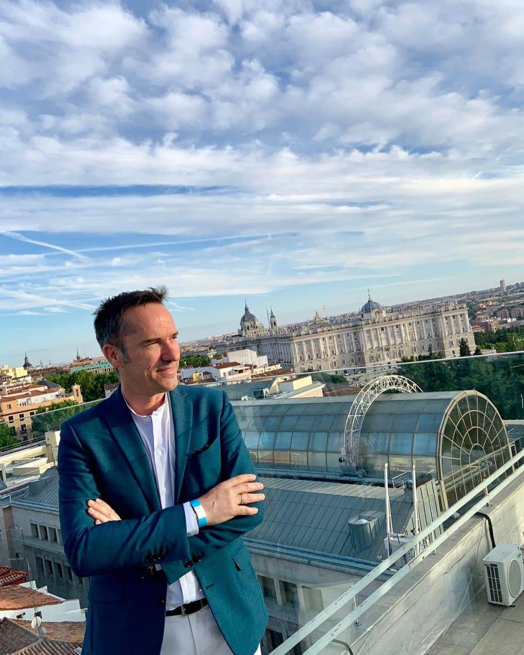 ガルシアマドリッドさんのインスタグラム写真 - (ガルシアマドリッドInstagram)「Con los cielos de Madrid y el palacio real de fondo nos fuimos de fiesta a la terraza @ginkgoskybar Nos invitaron nuestros amigos de @jnglobalproject y lo pasamos súper. Es lo que tiene #madrid que te dan una terraza, una copa y se te llena de amigos como @ppcarretero @juanboll @nanogarciagil @shangaycom @victor.palmero @chris7sanchez y un mogollón maaaaassssss!! #fiesta #party #night 😀😀 A la próxima os venís?」6月20日 15時54分 - garciamadrid