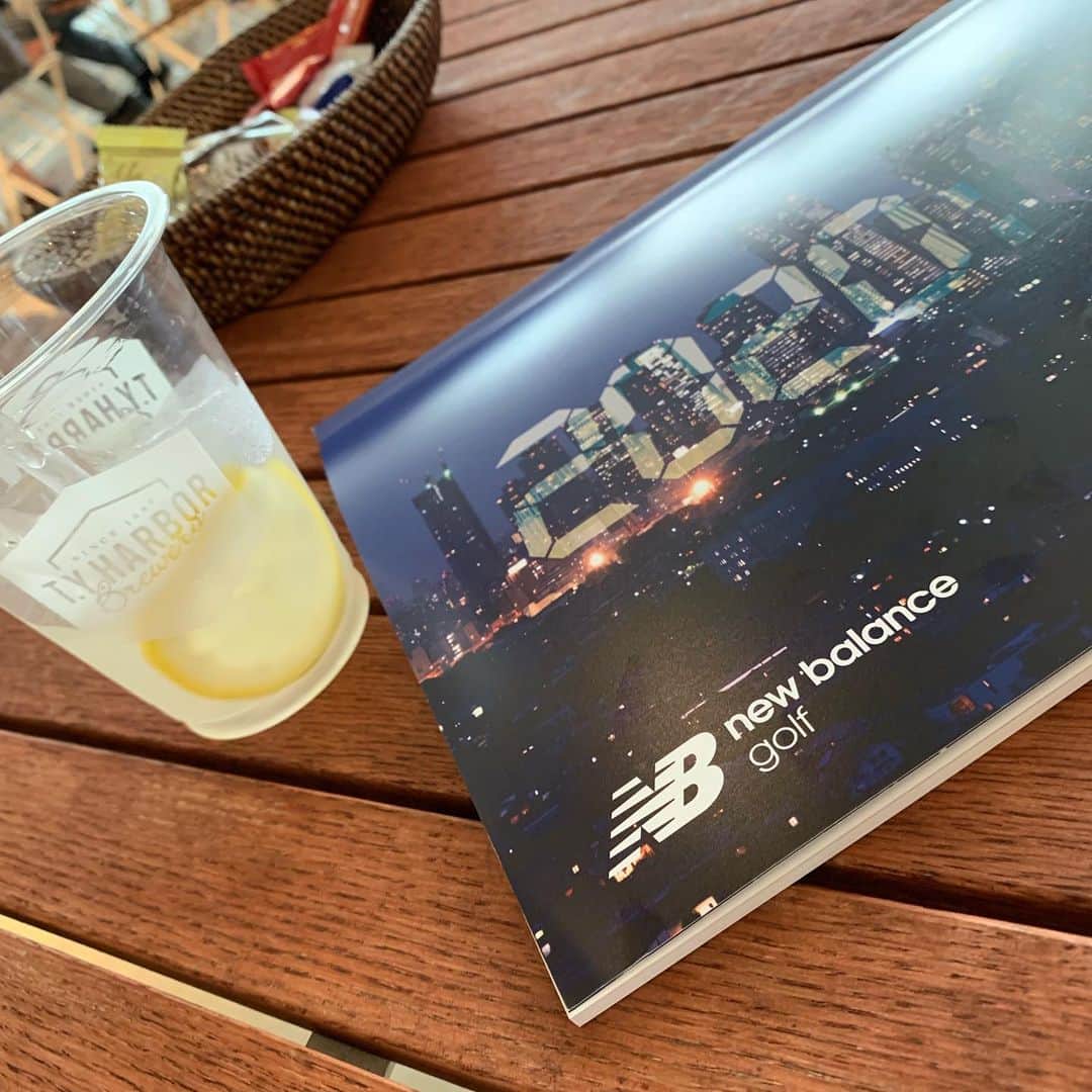 のインスタグラム：「こんにちは、CURUCURU キュルキュル バイヤーの @anya0423 です🙋‍♀️ . 先日、 @newbalancegolf_japan の20SS 展示会に伺いました⛳️ そう、もう来年2020年の春夏が始まっているんです❣️ . この日は暑かったので、会場で頂いたレモネードスカッシュが体に染みました〜🍋✨ . 2020年のキーワードは、やはり東京オリンピックですね。 今から楽しみでなりません💪💕 ______________________________________  #curucuru #キュルキュル #キュルキュルセレクト #golf #golfstagram  #instagolf #ゴルフ #ゴルフ女子  #ゴルフコーデ #ゴルフウェア #ゴルフファッション #golfwear #キュルパト #ゴルフ好きな人と繋がりたい #お洒落さんと繋がりたい #골프」