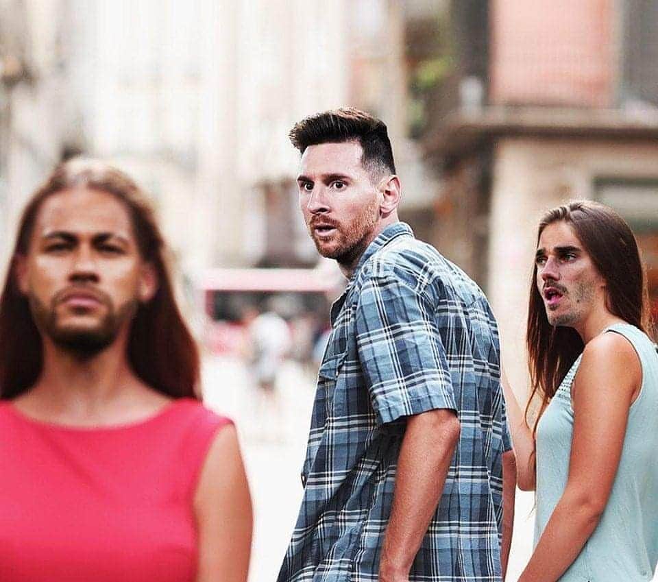 カルロス・テベスのインスタグラム：「Messi says he wants Neymar back at Barca instead of Griezmann 😂」