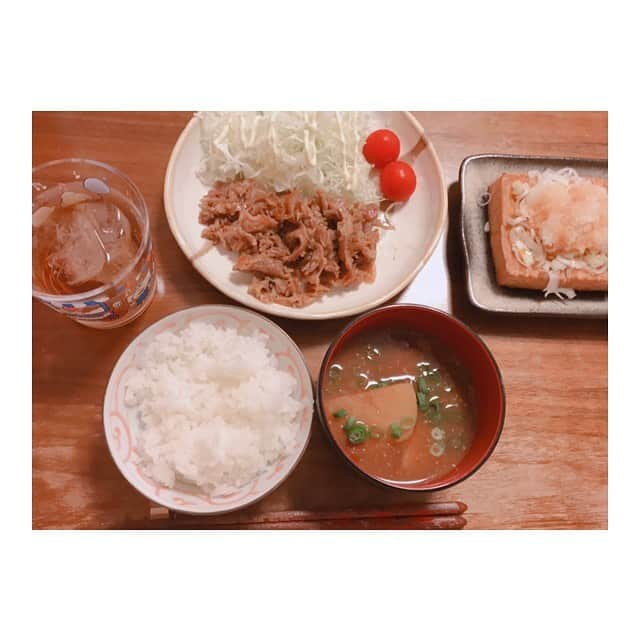 矢口真里さんのインスタグラム写真 - (矢口真里Instagram)「いつかの夕飯🥢✨ 私の料理は簡単な物ばかりっていうのが特徴ですw てゆーか普通w 生姜焼きをマヨネーズかけたキャベツに巻いて食べたらめちゃうまだった😳✨ 今日は何にしよー🤔💦 ・ ・ ☆豚肩ロースの生姜焼き ☆千切りキャベツ（マヨネーズのみw） ☆厚揚げ焼いて大根おろしとネギとポン酢 ☆ジャガイモと玉ねぎのお味噌汁 ☆白米 ・ #おマリー飯」6月20日 15時59分 - mariyaguchi_official